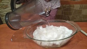 eksperyment sztuczny śnieg z podpaski