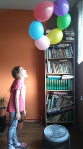 eksperyment fruwające balony